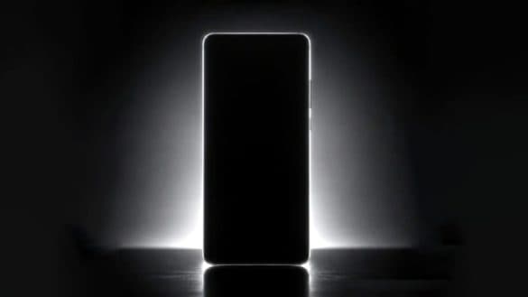 Tenhle telefon je úplně jiný. Hisense na jeho záda přidalo druhý displej