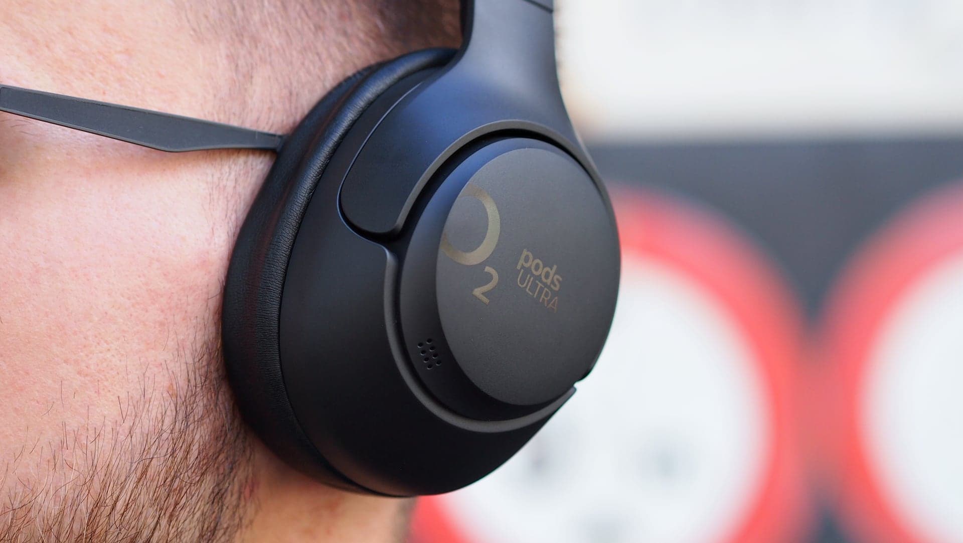 Detail sluchátka O2 Pods Ultra | Zdroj: Luboš Srb