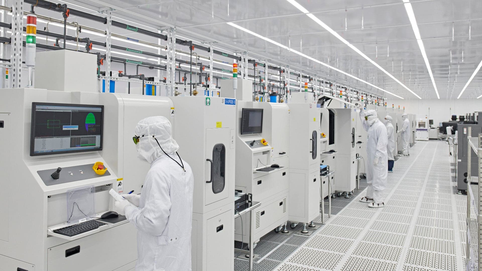 Technici společnosti Finisar dohlížejí na výrobu VCSEL v závodě Sherman v Texasu | Zdroj: Apple