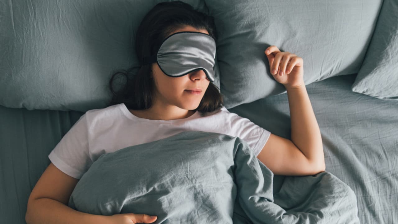 Usínání s maskou na oči | Zdroj: PsyPost