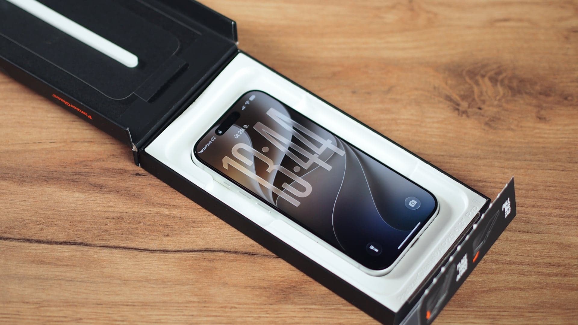 Krabička pro aplikaci ochranného skla na iPhone 18 Pro | Zdroj: Luboš Srb