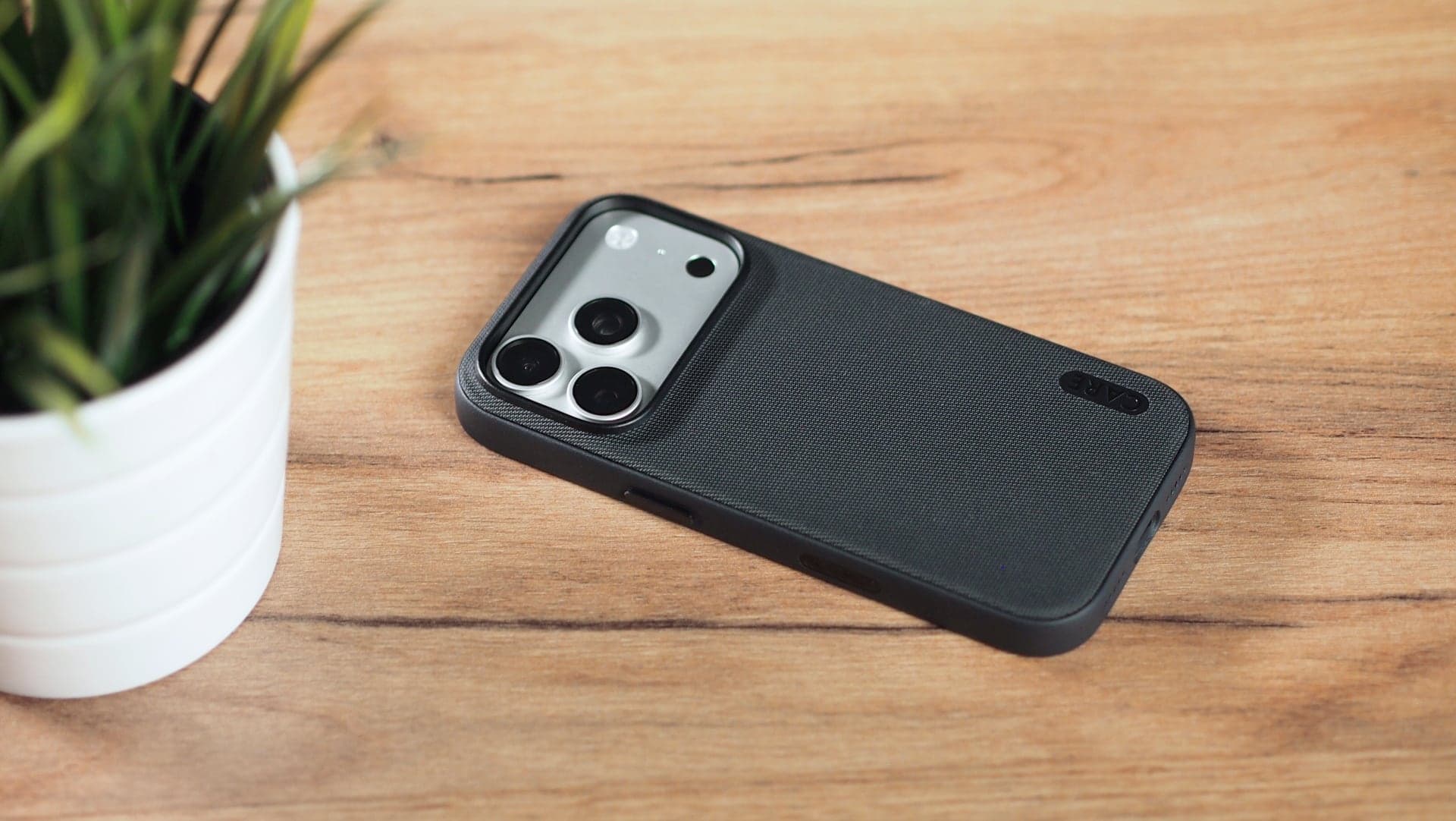 Látkový a snadno omyvatelný kryt od PanzerGlass na iPhone 18 Pro | Zdroj: Luboš Srb
