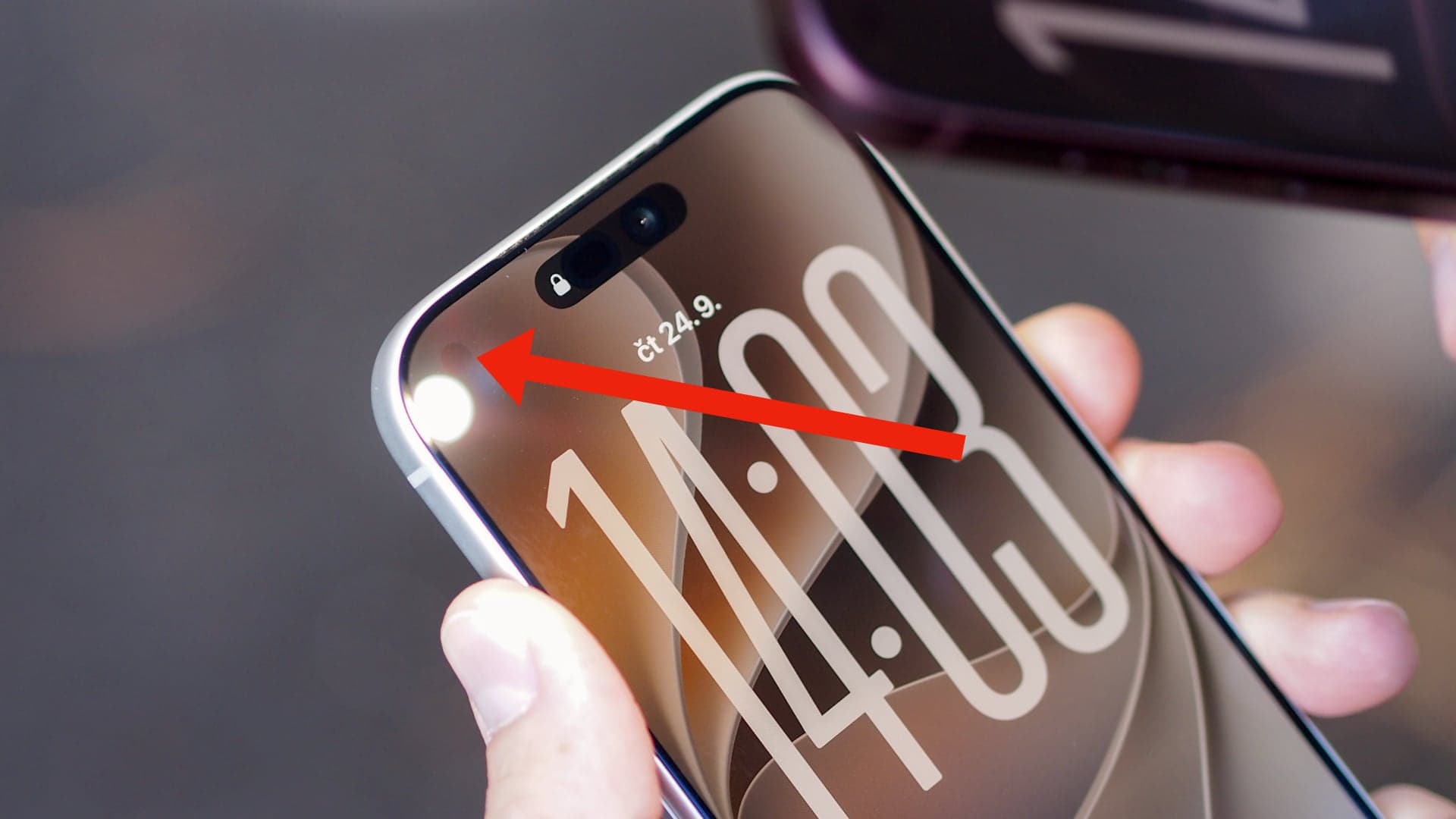 iPhone 18 Pro, čelní kamerka pod displejem je vidět, když na ni svítí slunce nebo jiný zdroj světla | Zdroj: Luboš Srb