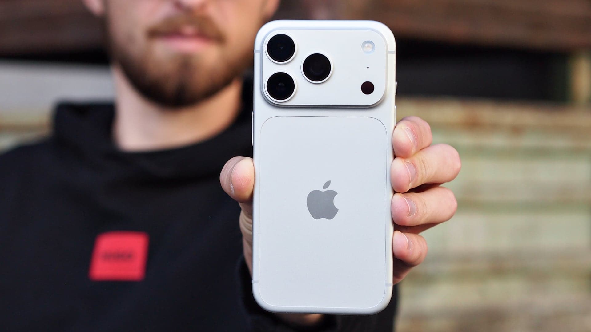 iPhone 18 Pro v ruce | Zdroj: Luboš Srb