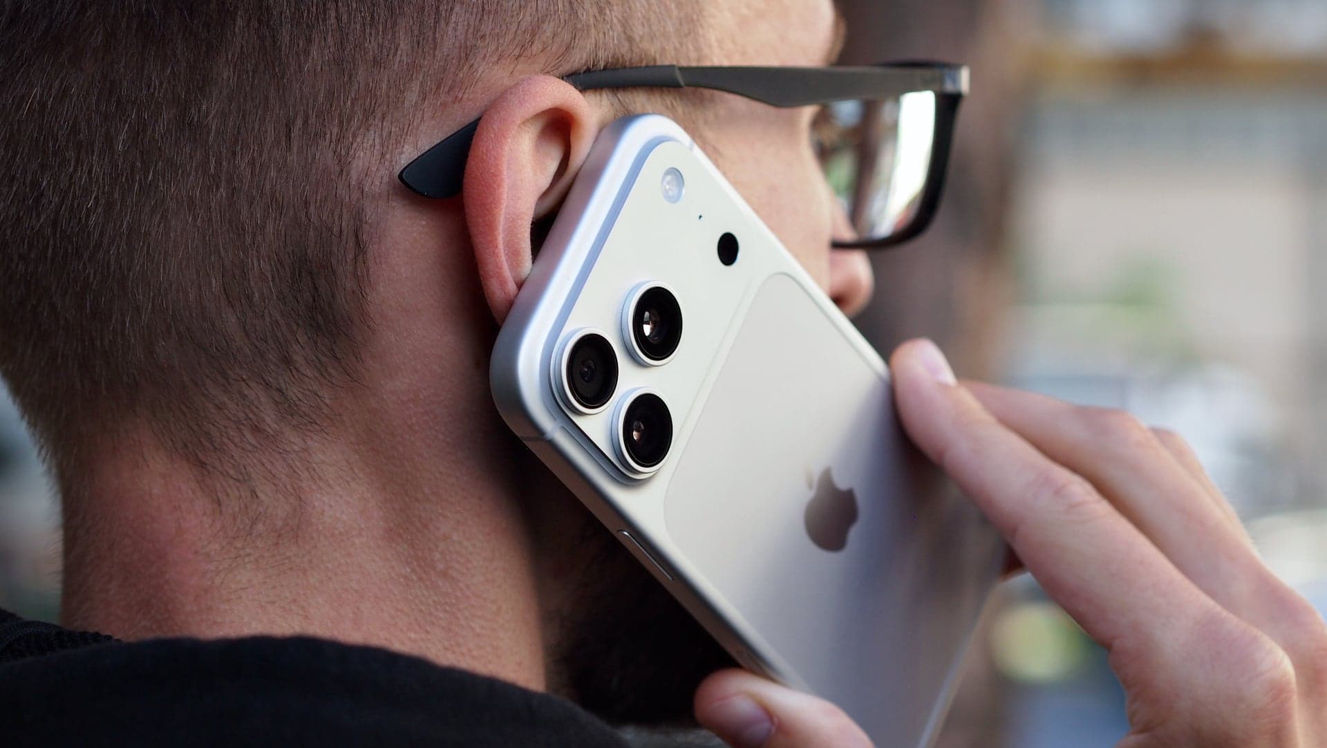 Telefonování s mobilem iPhone 18 Pro | Zdroj: Luboš Srb