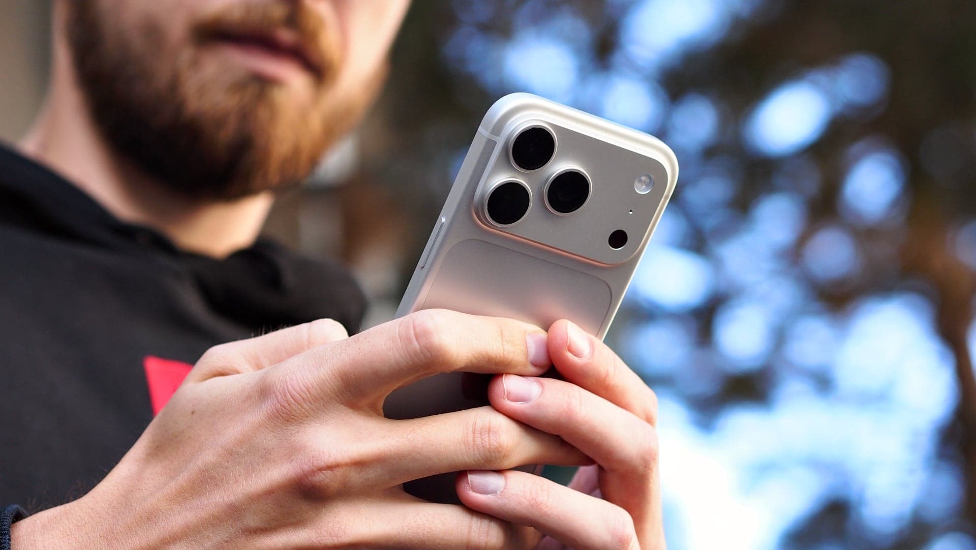 iPhone 18 Pro v ruce | Zdroj: Luboš Srb