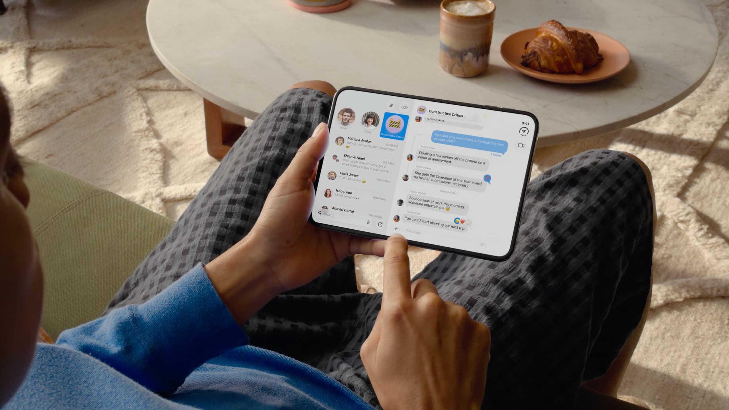 iPhone Duo při používání | Zdroj: Apple