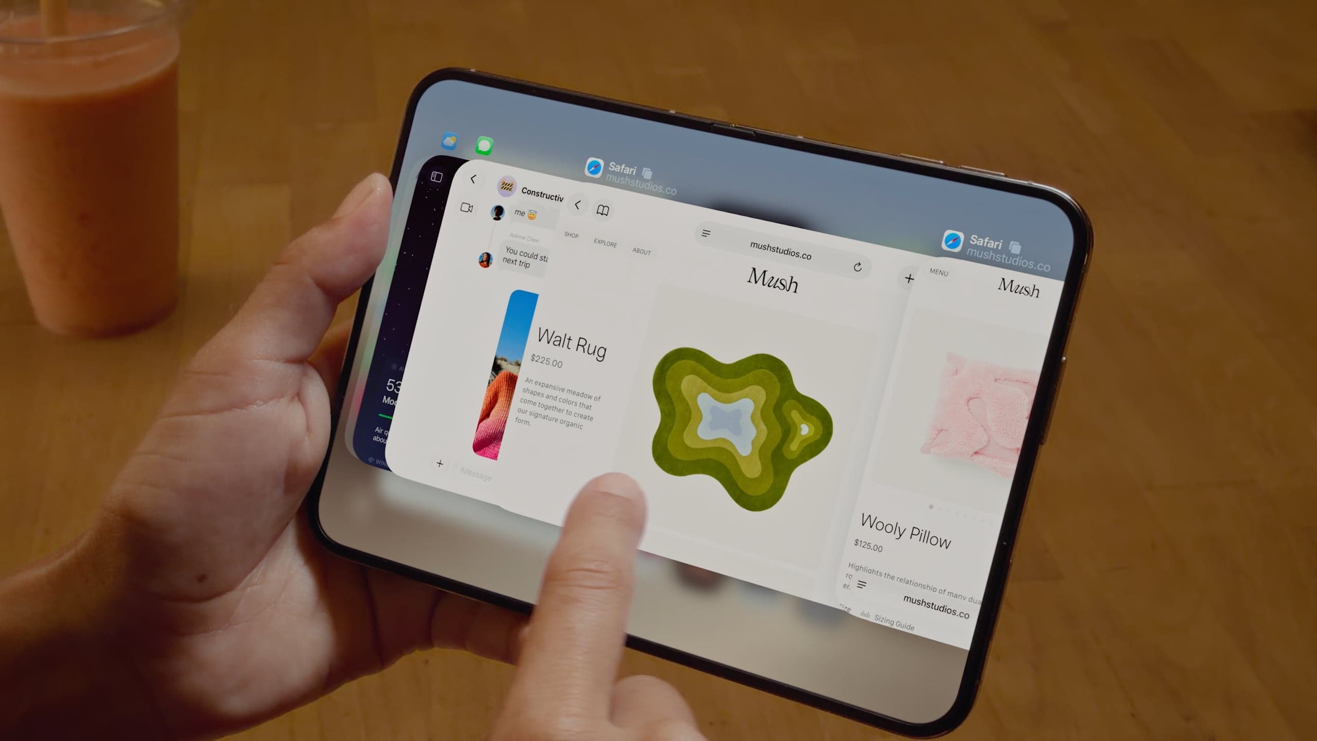 iPhone Duo při používání | Zdroj: Apple