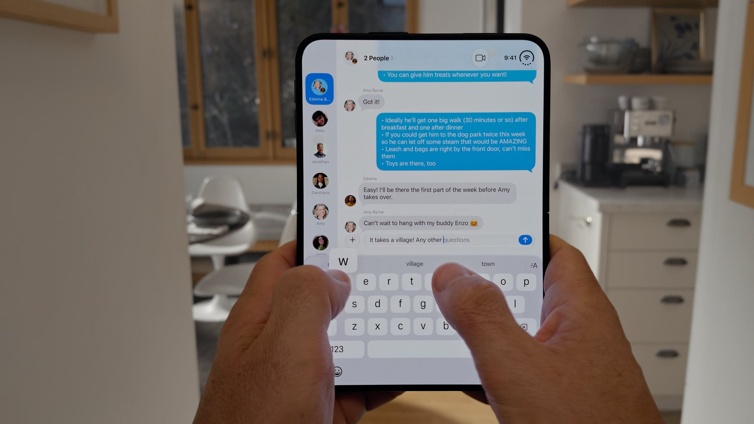 iPhone Duo při používání | Zdroj: Apple