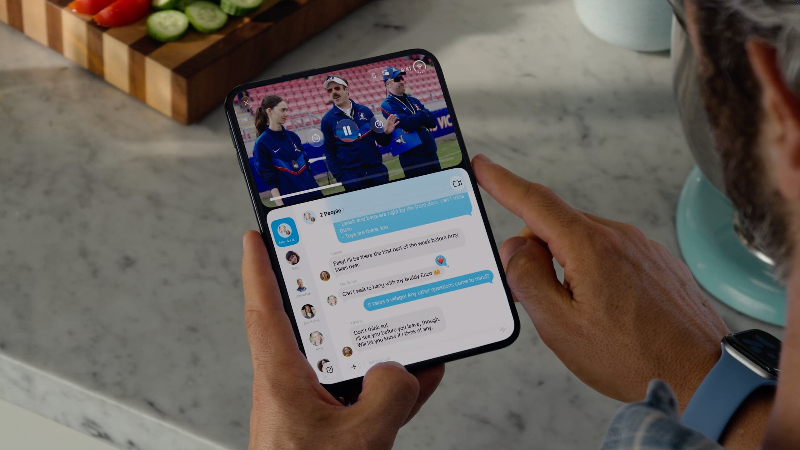 iPhone Duo při používání | Zdroj: Apple