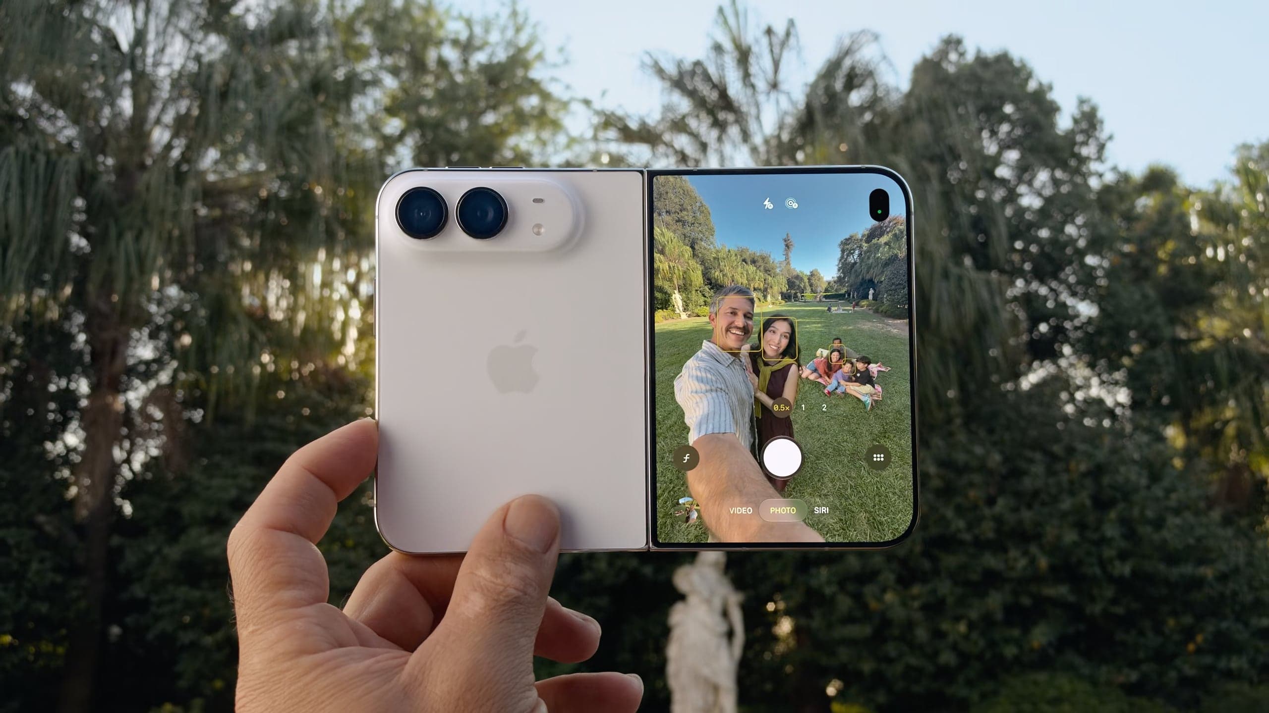 iPhone Duo, focení selfie | Zdroj: Apple