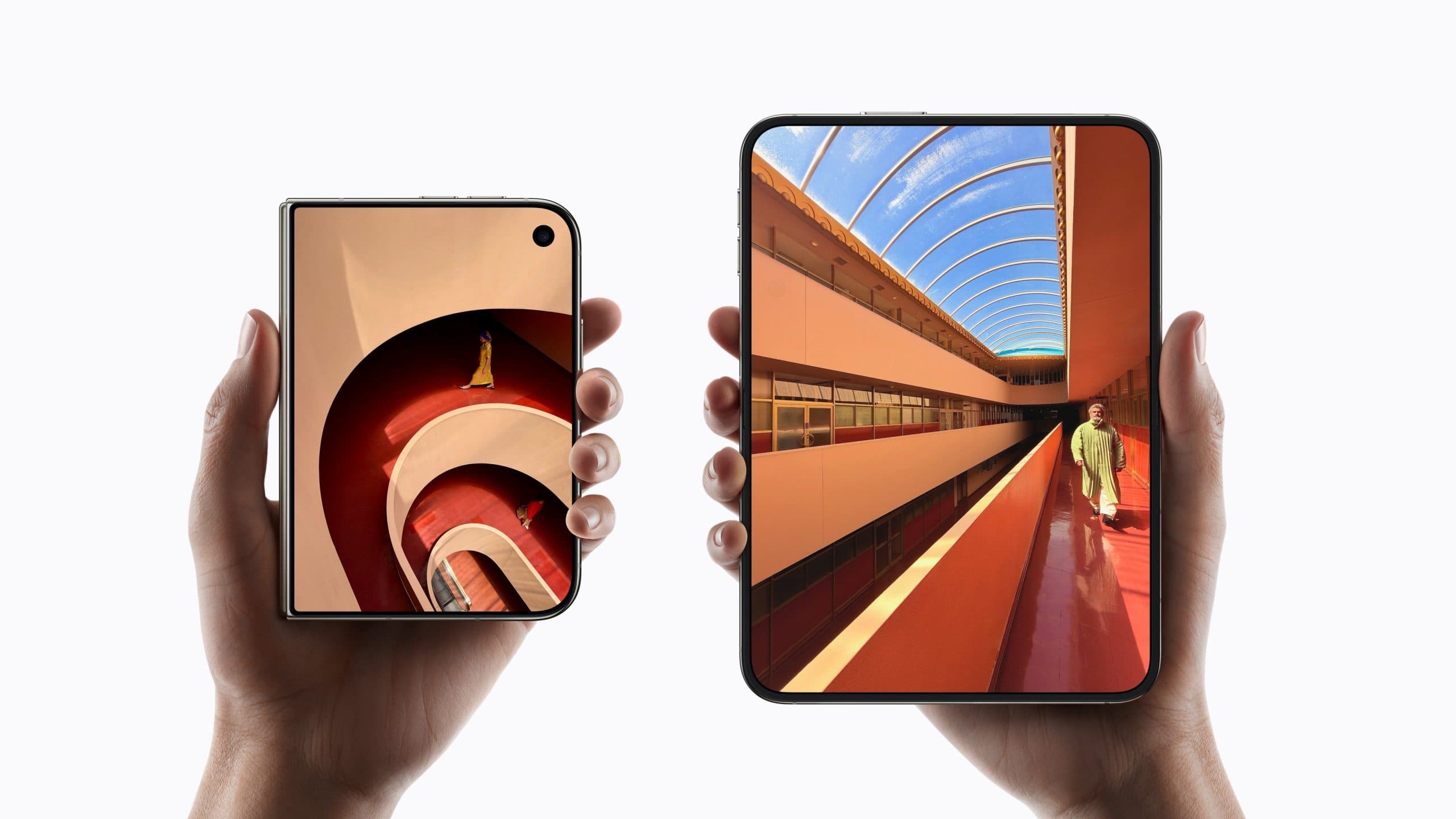 iPhone Duo v ruce | Zdroj: Apple