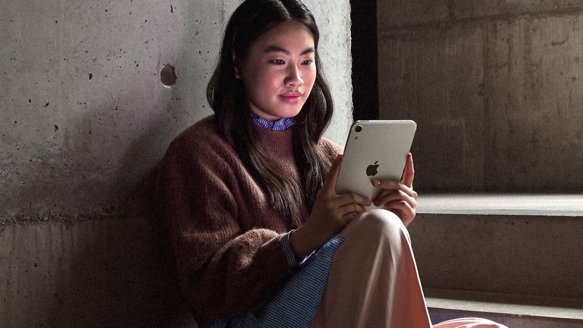 iPad mini OLED v ruce | Zdroj: Apple
