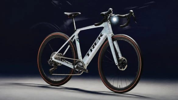 Že jsou elektrokola těžká? Tohle má jen 11 kg, s větší baterií zvládne až 185 km