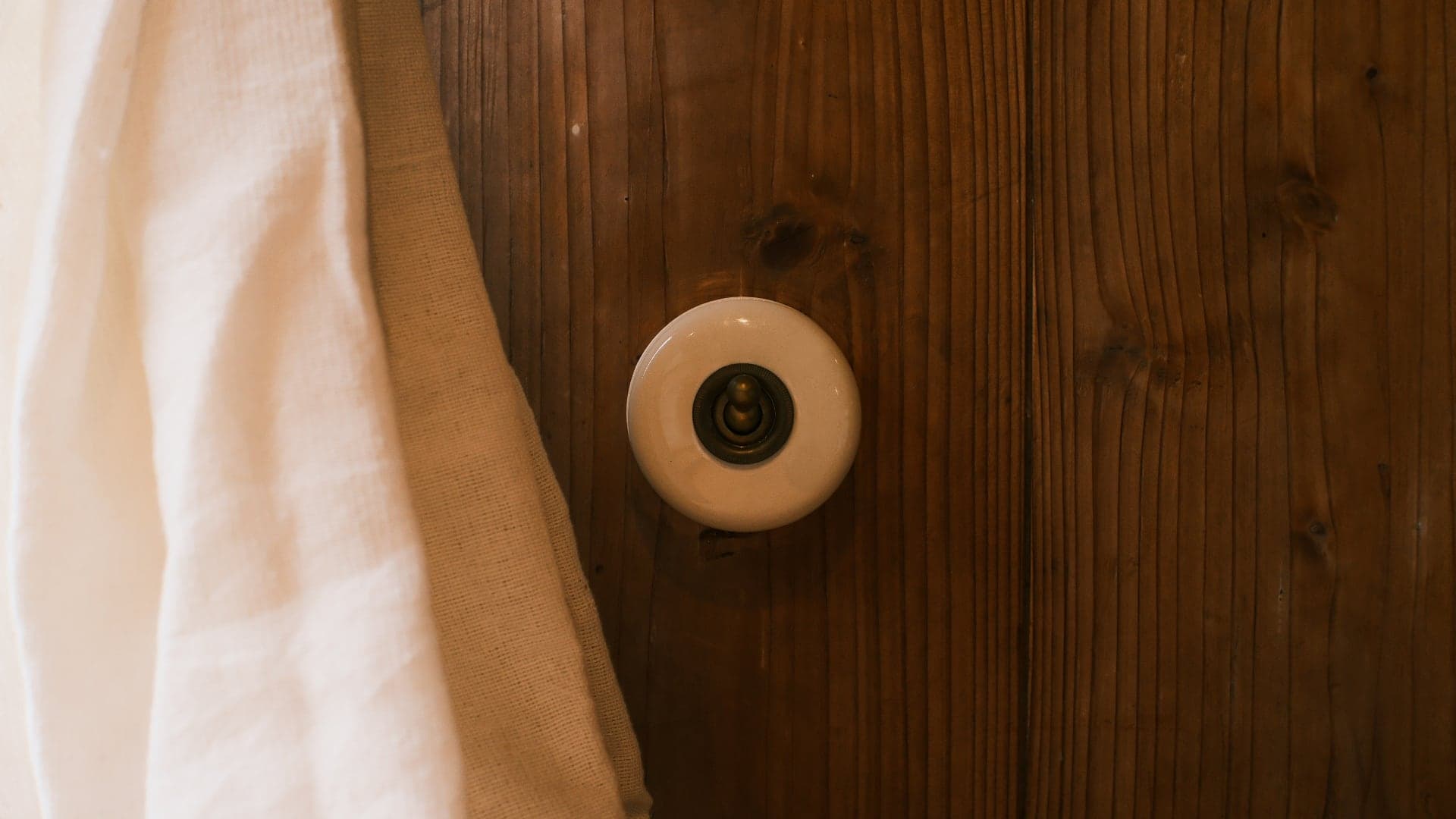 Skrytá kamera vedle postele | Zdroj: Unsplash