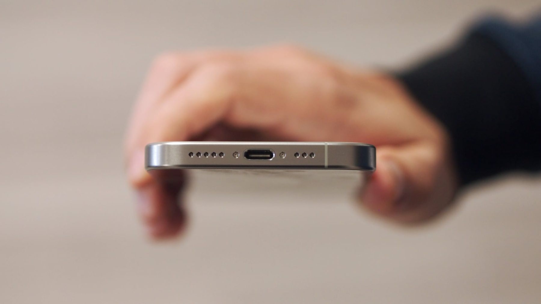 USB-C u iPhonů nahradilo starý Lightning port | Zdroj: Luboš Srb