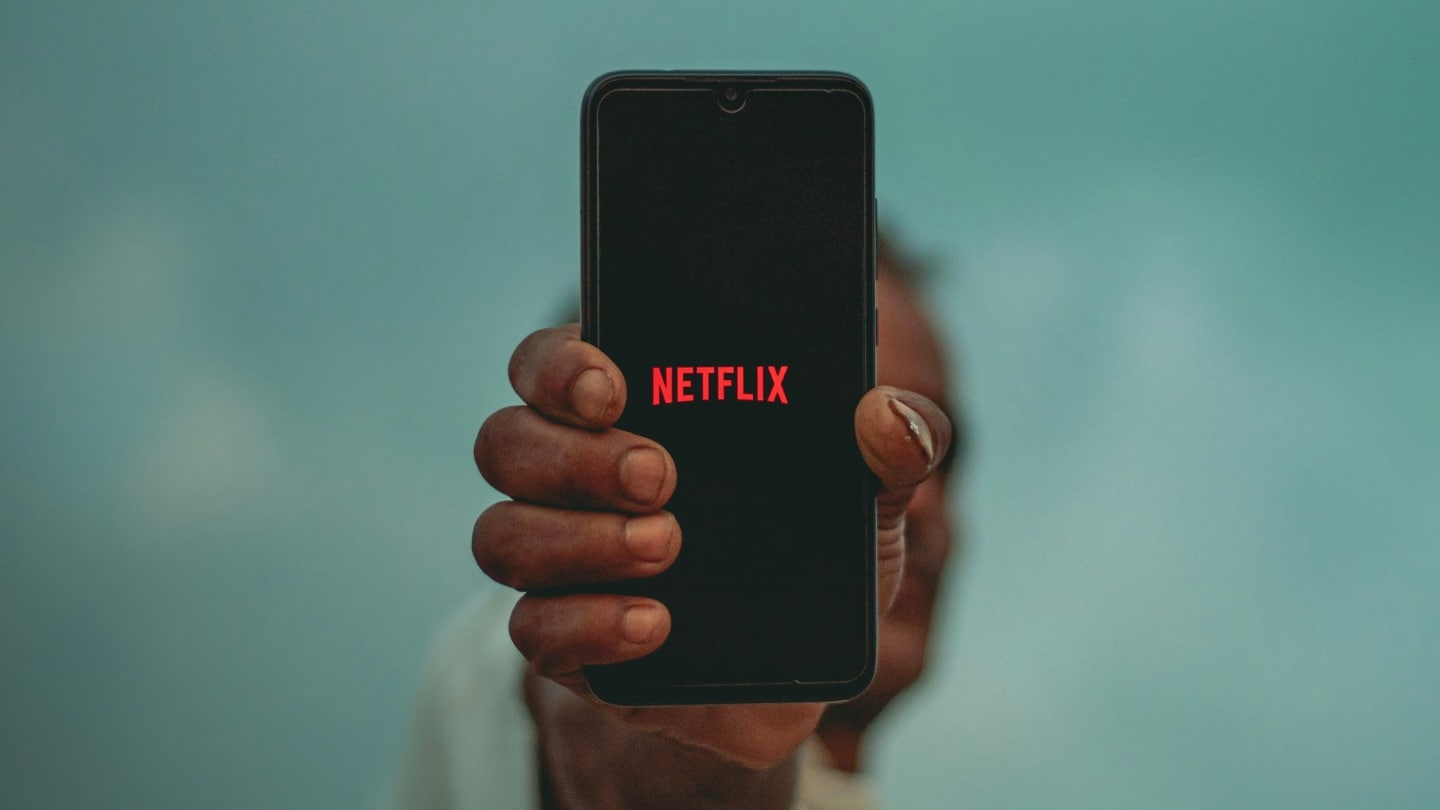 Netflix na mobilu | foto: Unsplash