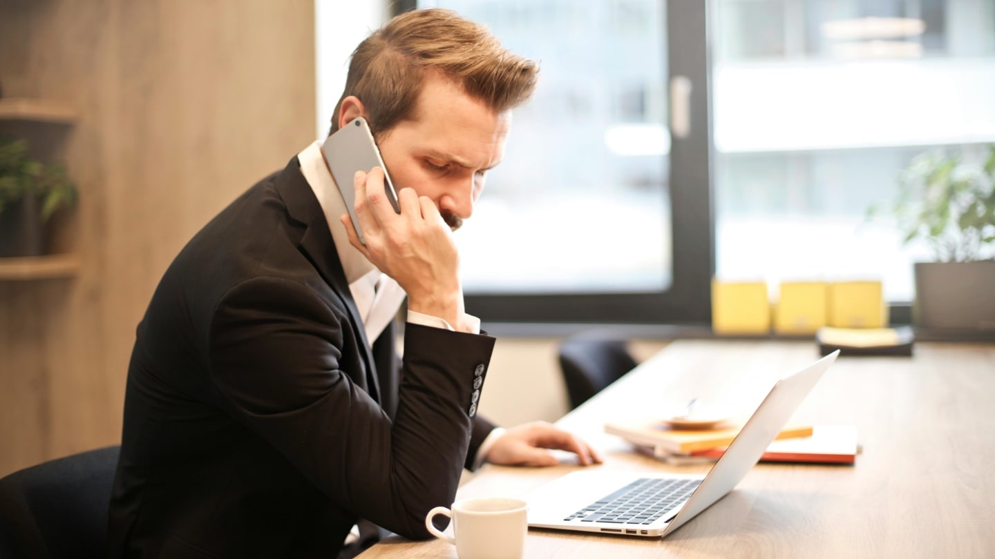Telefonující muž | foto: Pexels
