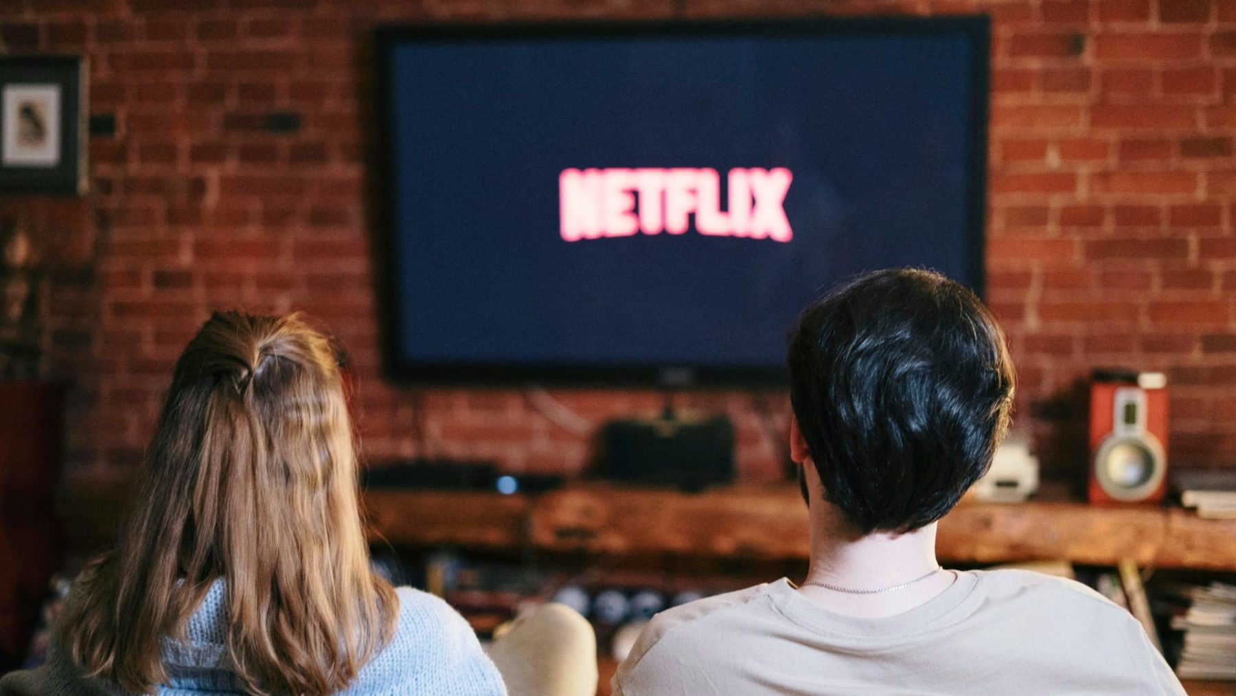 Pár sledující Netflix na televizi | foto: Unsplash