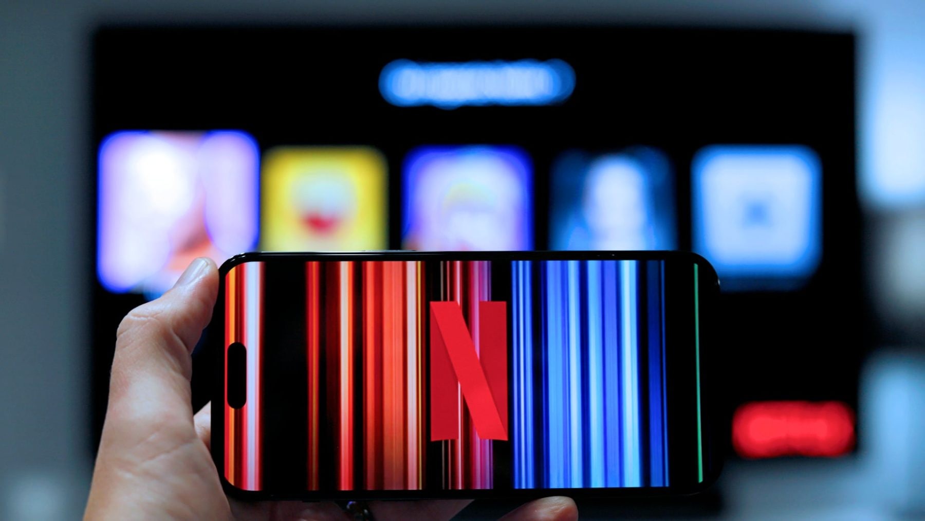 Netflix na mobilu a televizi | foto: Unsplash