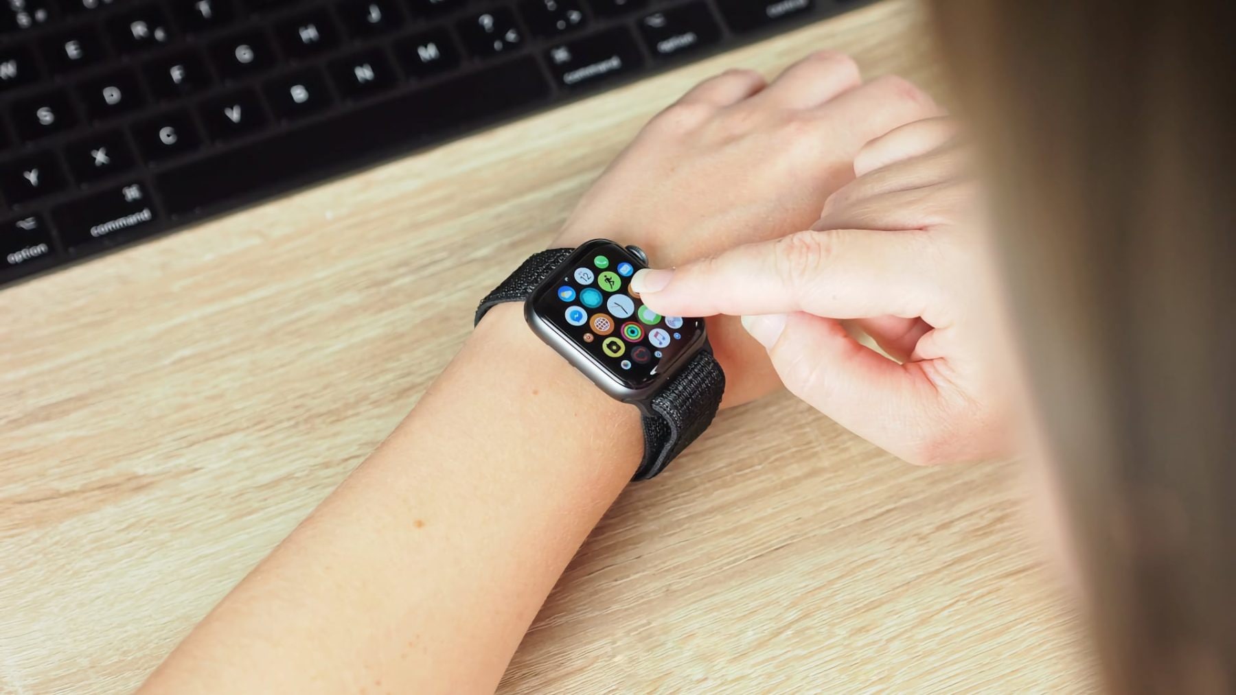 Apple Watch Series 4 na ruce | Zdroj: Luboš Srb