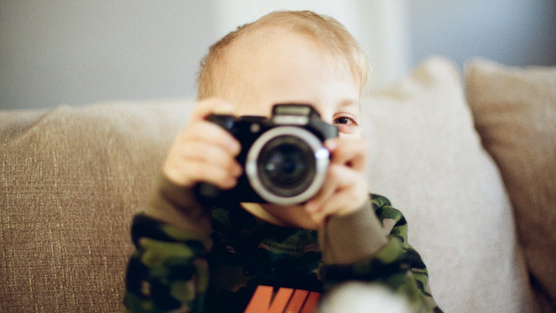 Dítě s fotoaparátem | foto: Unsplash