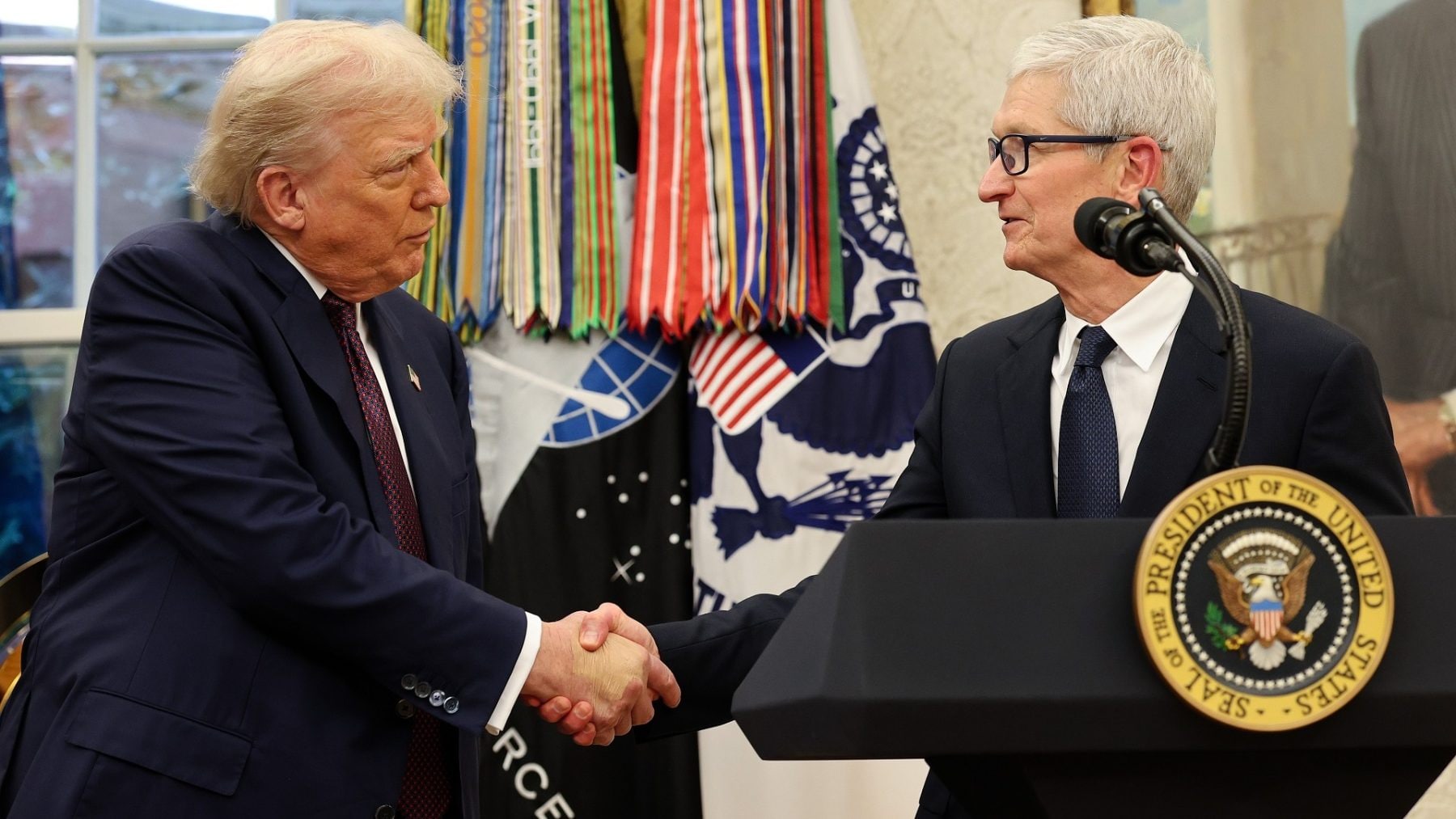 Donald Trump dostal od Tima Cooka skleněnou sochu | foto: The Verge