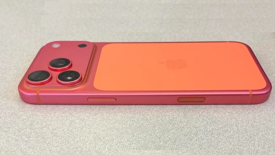 iPhone 17 Pro v oranžové, která se změnila na růžovou | Zdroj: DakAttack316