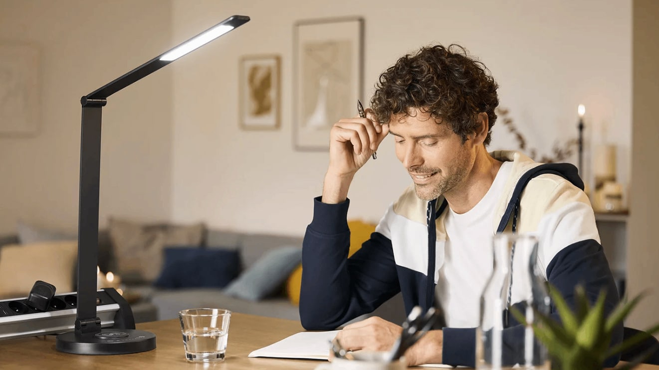 Stolní LED lampa s indukčním nabíjením | Zdroj: Lidl