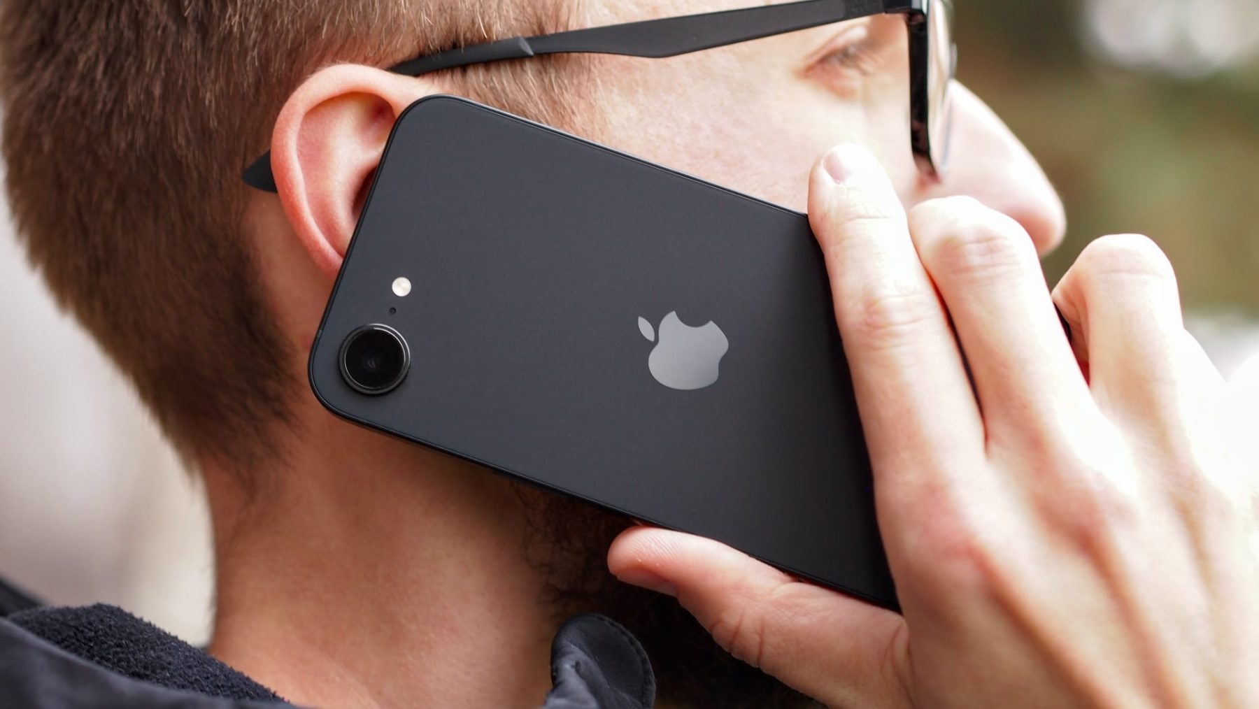 Telefonování s mobilem iPhone 17e | Zdroj: Luboš Srb