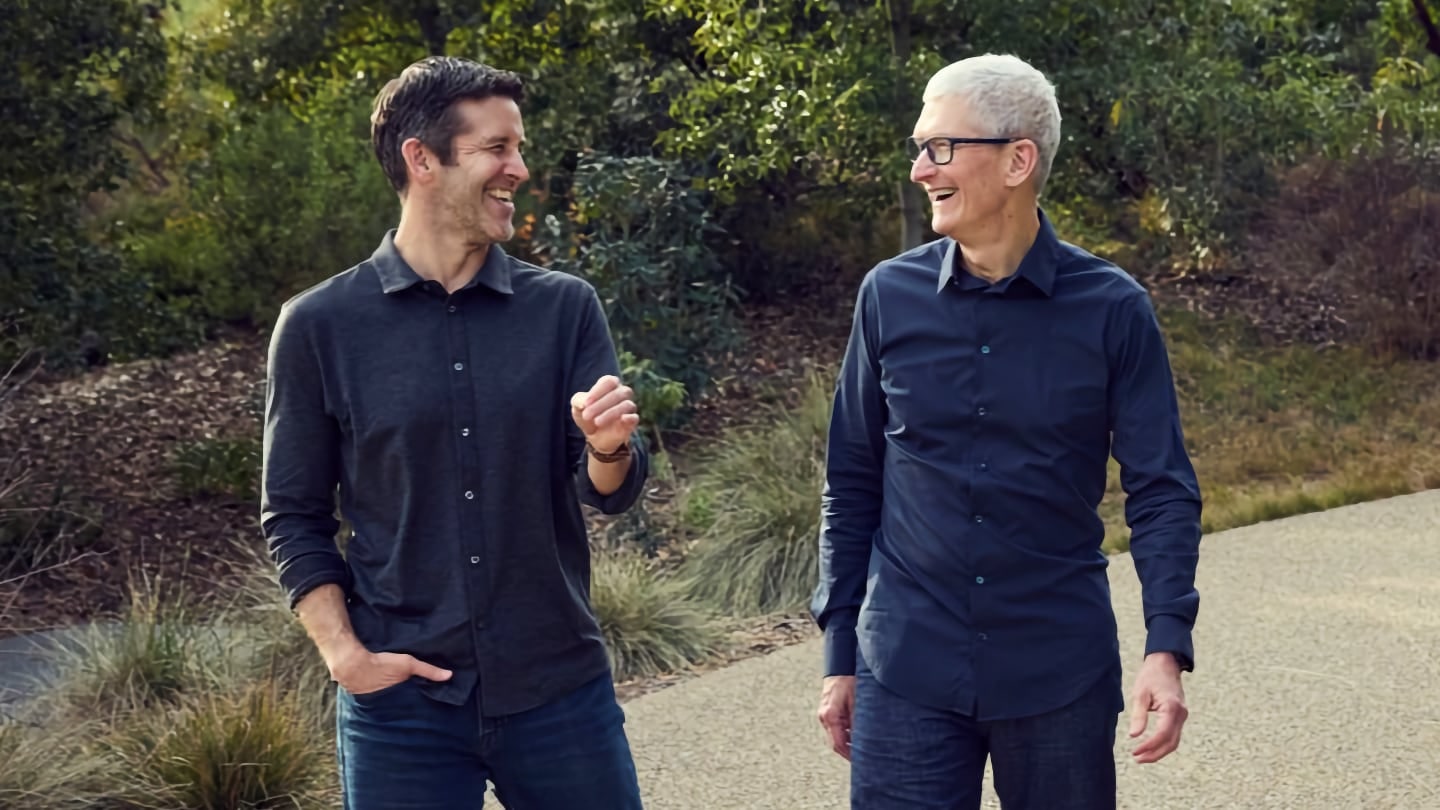 Dosavadní CEO Apple (Tim Cook, napravo) a nový CEO Apple (John Ternus, nalevo) | Zdroj: Apple