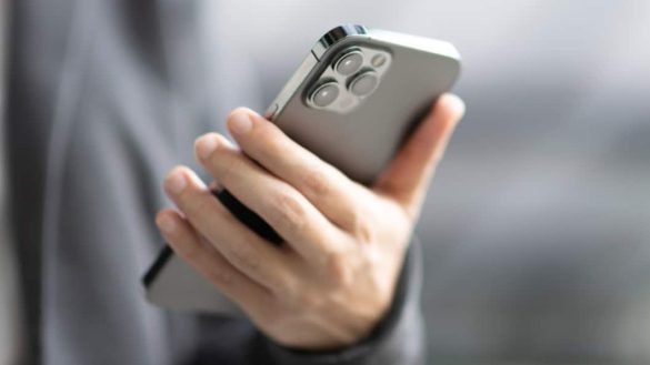 Apple chystá obranu proti krádežím iPhonů. Telefon se po vytržení z ruky zamkne