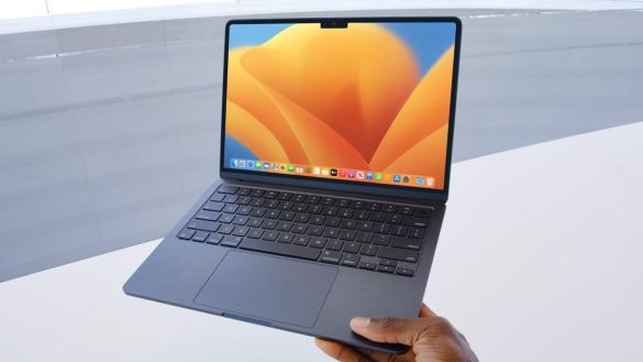 O trhák by bylo postaráno! Apple zvažuje prodej levných MacBooků