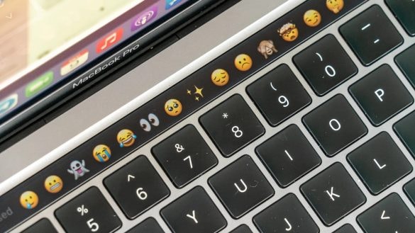 Konec (ne)úspěšné éry. Apple zabil poslední MacBook Pro s Touch Barem
