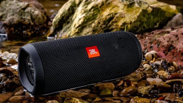 TOP 20 sluchátek a reproduktorů v největších slevách Black Friday. JBL je levnější o 5 tisíc