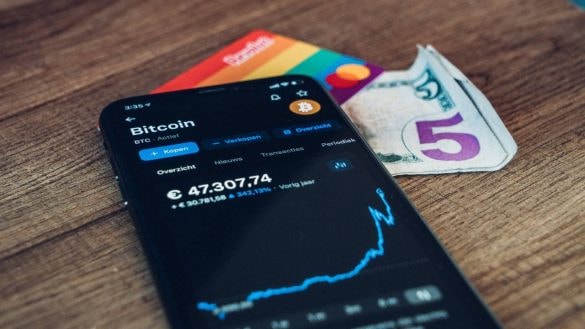 Revolut naletěl podvodníkům. Předal jim doklady klientů i historii plateb