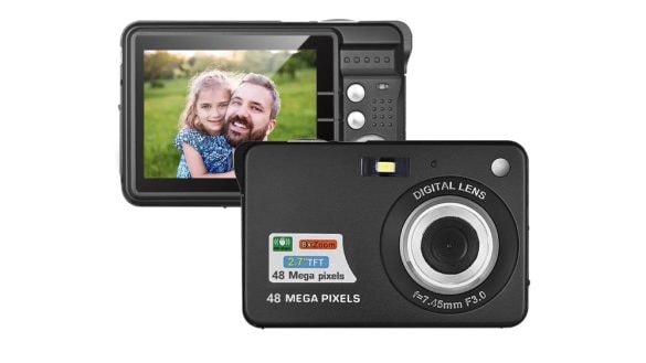 Kamera za 819 korun. Neumí jen natáčet, ale i fotit a má velký displej