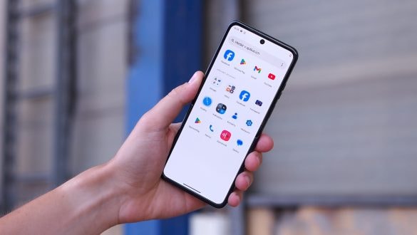 Nový zákon pro Apple a Google. Mají blokovat nahý obsah na telefonech nezletilých