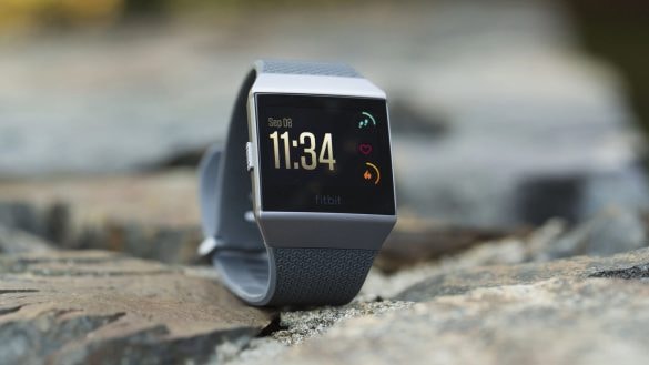 Desítky lidí skončily s popálenými zápěstími. Fitbit zaplatí přes čtvrt miliardy korun