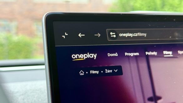 Vyzkoušel jsem Oneplay v Tesle. Dá se koukat i na hokej, ale doma v TV je to lepší