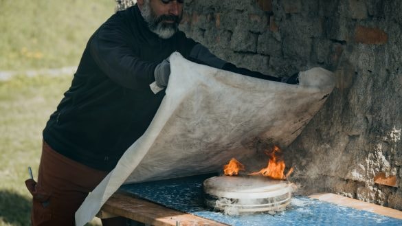 Češi vyvinuli deku, se kterou uhasíte elektrokola, ale i domácí elektroniku