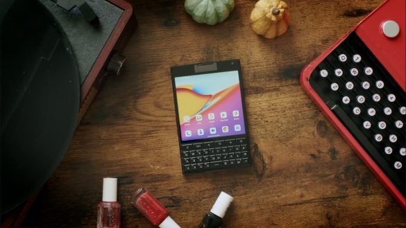 Stýská se vám po BlackBerry? Tenhle mobil s QWERTY klávesnicí si zamilujete