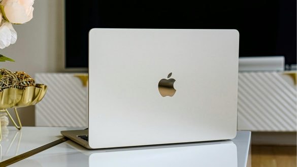 Nový MacBook Air teď v Česku pořídíte s touto službou jen za polovinu ceny