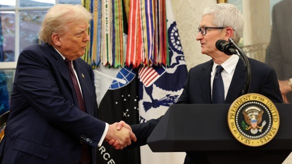 Tim Cook si chce získat Trumpa. Daroval mu vzácnou sošku se zlatem a podpisem