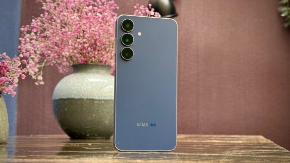 Samsung Galaxy S25 FE je tu. Telefon vypadá krásně a má skvělý mix výbavy