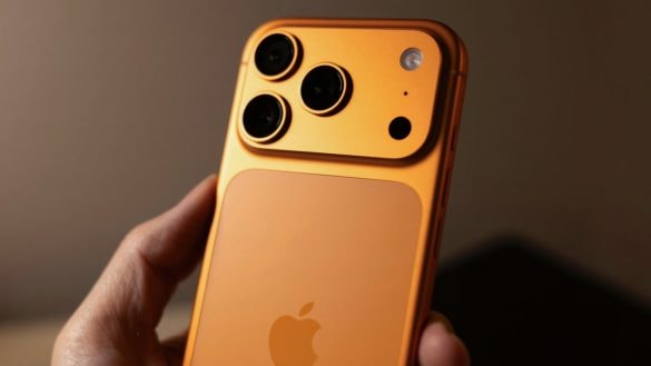 Opravdu se u iPhone 17 Pro prohýbají záda? Lidé se do Applu jen rádi trefují