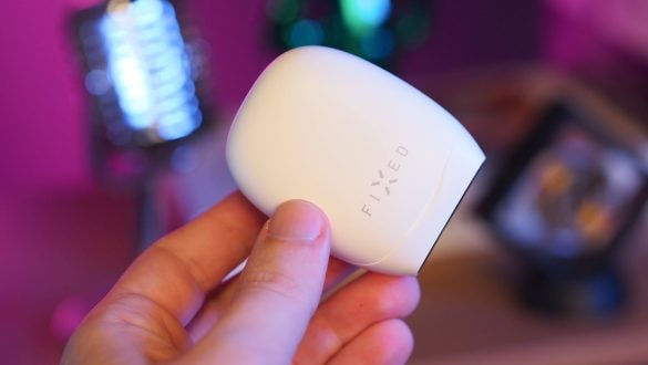 Šikovná nabíječka, stojánek a další tipy: Co pořídit od FIXED pod stromeček?