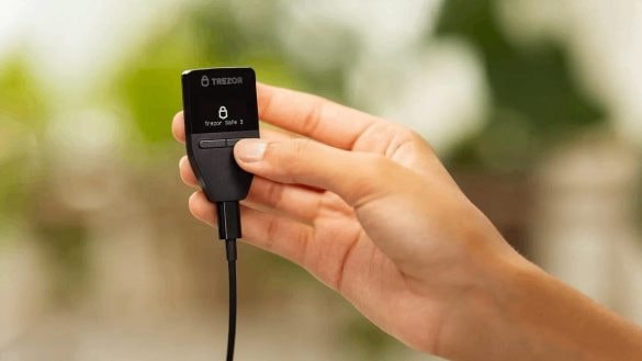 Připravte se na nákup Bitcoinu: Alza o 40 % zlevnila nejpopulárnější peněženku