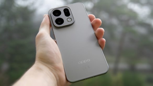Nový král fotomobilů do 25 tisíc. Má 200 Mpx teleobjektiv Hasselblad a obří přiblížení