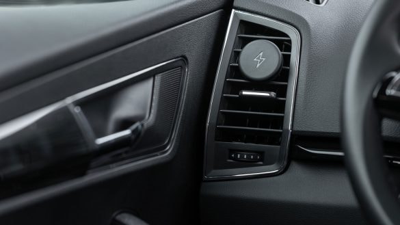 Alza zlevnila skvělý magnetický držák na mobil do auta. Stojí jen 99 Kč